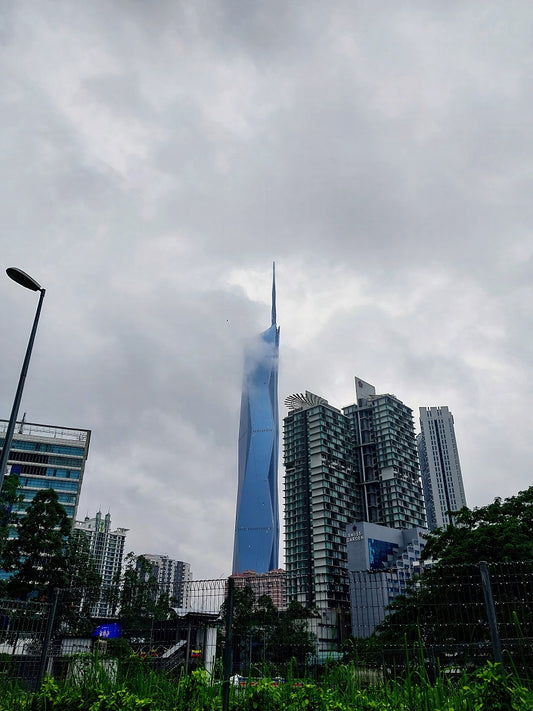 Kuala Lumpur: Merdeka 118 Tower unter Wolken